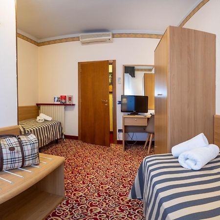 Hotel Giardinetto 데센자노델가르다 외부 사진